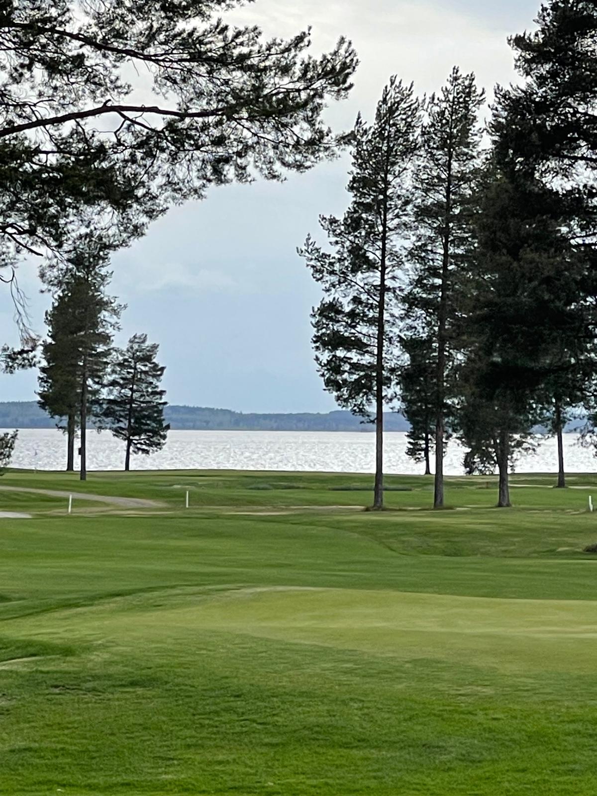 Golfkenttä Nuasjärven rannalla Vuokatissa